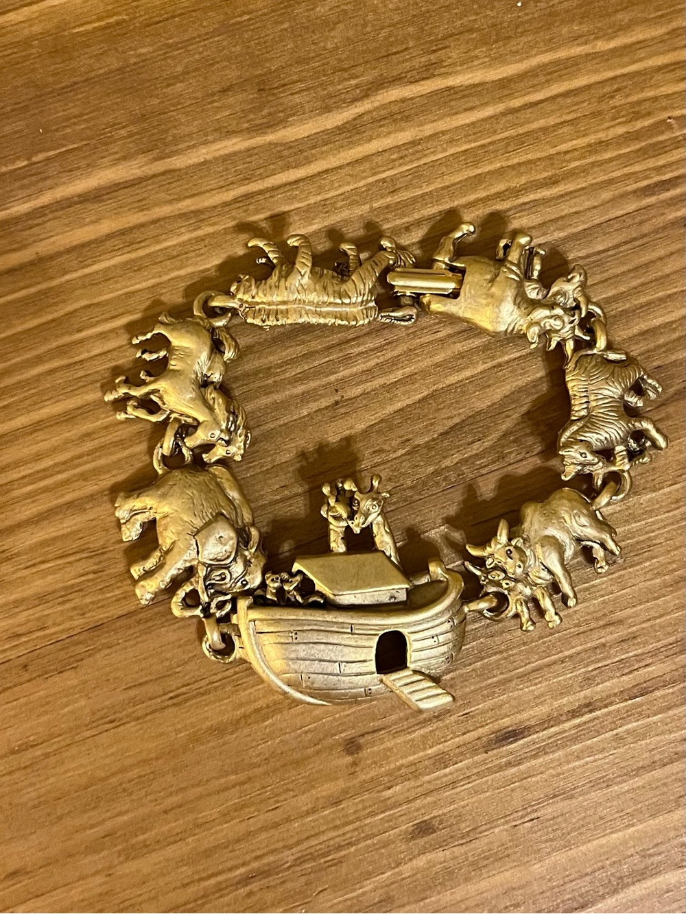 AJC signed Noah’s Ark bracelet in gold tone with a fold over clasp 6 1/4” - Picture 5 of 12